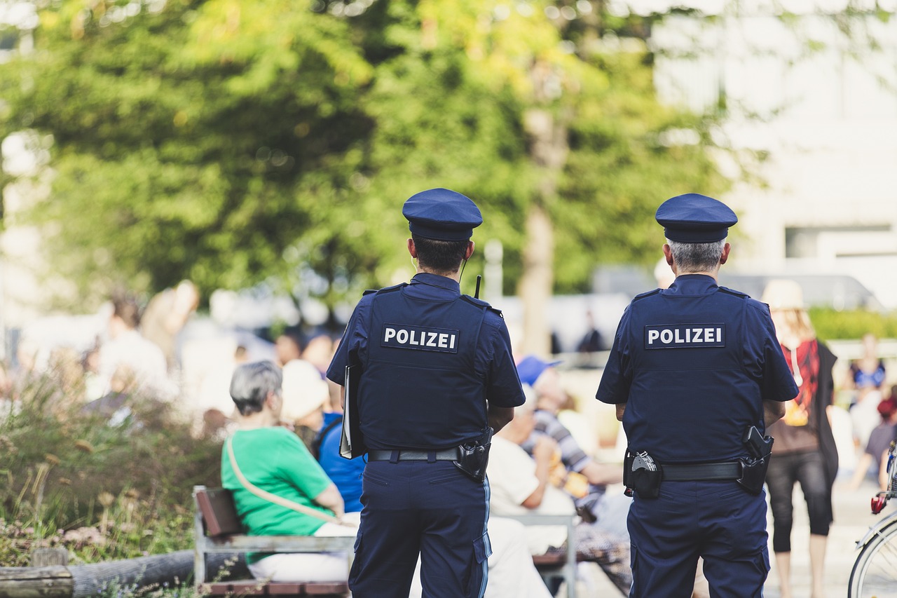 警方通报网红铁头被抓详情，揭示背后的真相与法律正义的胜利